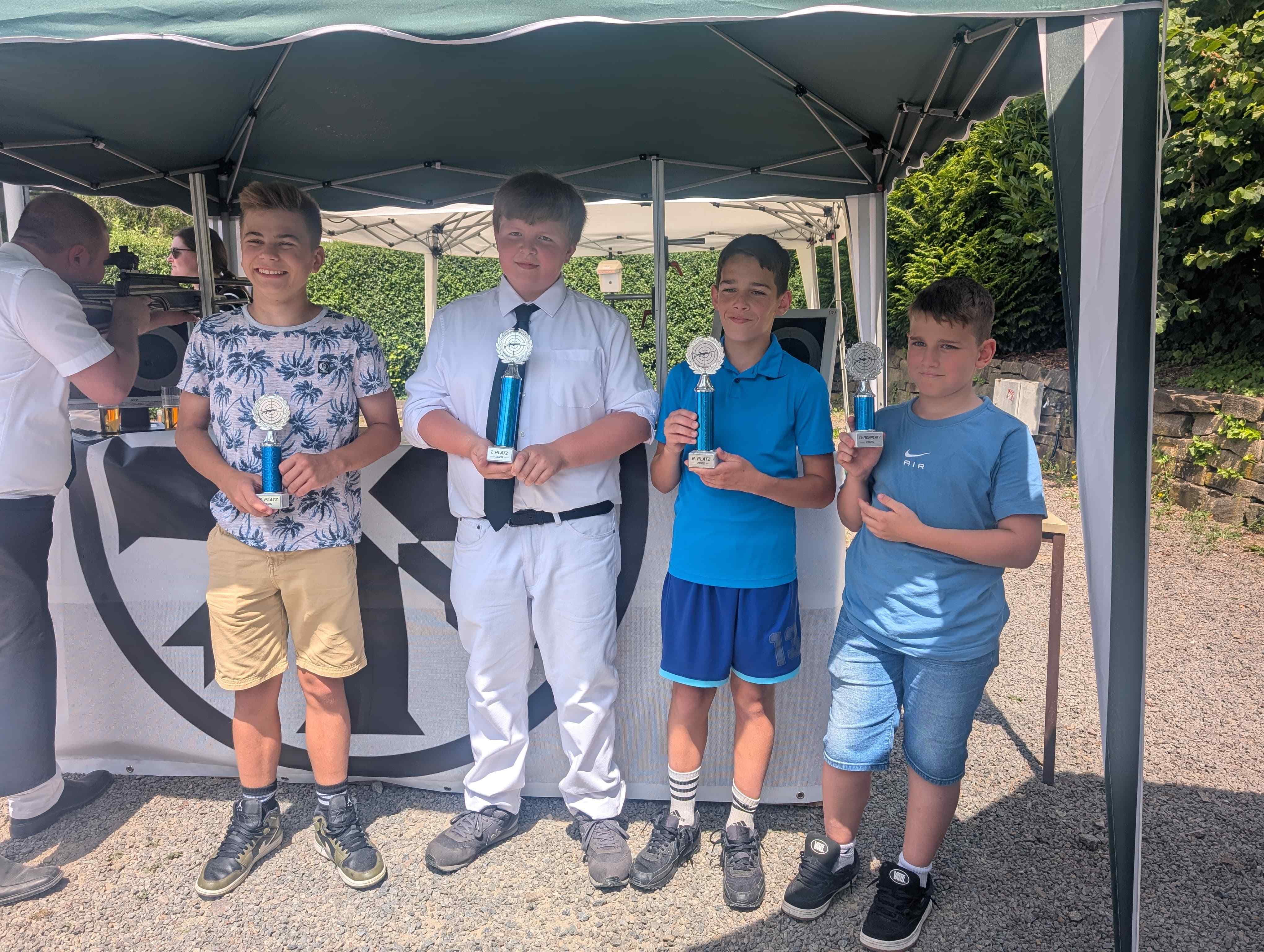 Lichtgewehr Preisschießen - Schüler- und Jugendklasse Lichtgewehr Preisschießen - Schüler- und Jugendklasse